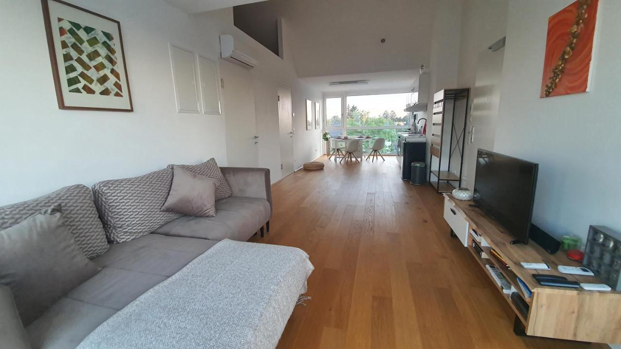 Rooftop Terrace, Free Garage Parking And Pool! Appartement Wenen
