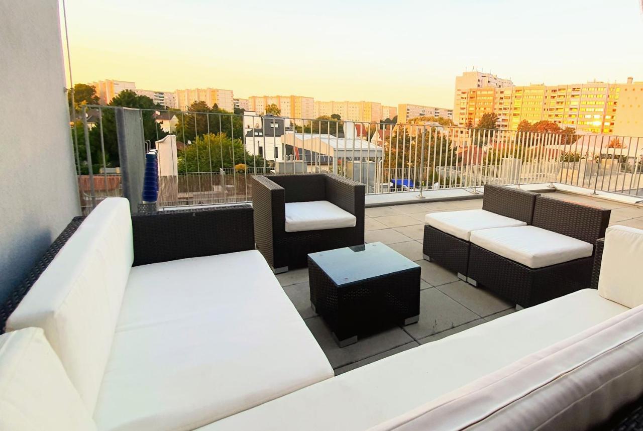 Rooftop Terrace, Free Garage Parking And Pool! Appartement Wenen