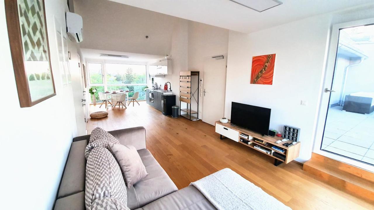 Rooftop Terrace, Free Garage Parking And Pool! Appartement Wenen