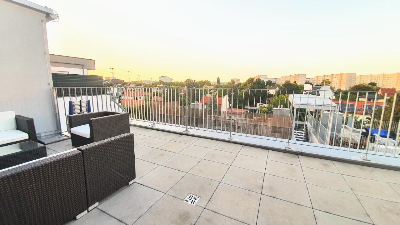 Rooftop Terrace, Free Garage Parking And Pool! Appartement Wenen
