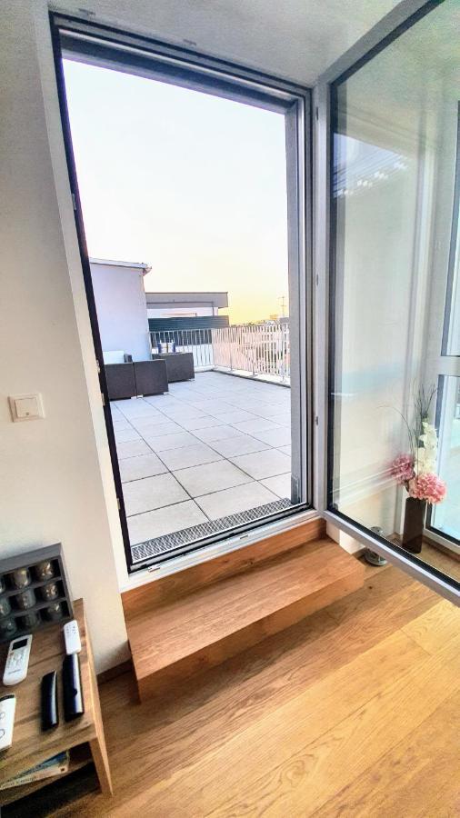Rooftop Terrace, Free Garage Parking And Pool! Appartement Wenen